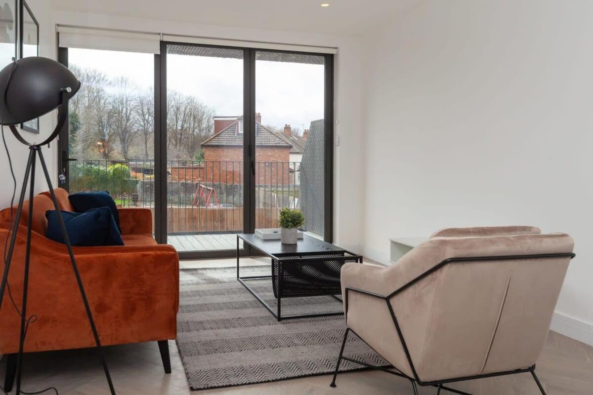 Modern 2 Bedroom Apartment In Wimbledon Londra Esterno foto