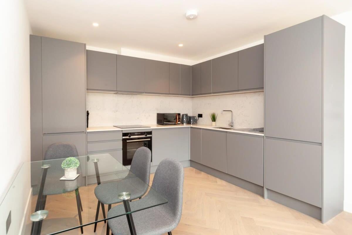 Modern 2 Bedroom Apartment In Wimbledon Londra Esterno foto