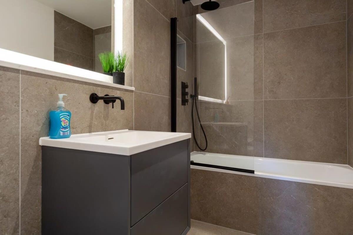Modern 2 Bedroom Apartment In Wimbledon Londra Esterno foto