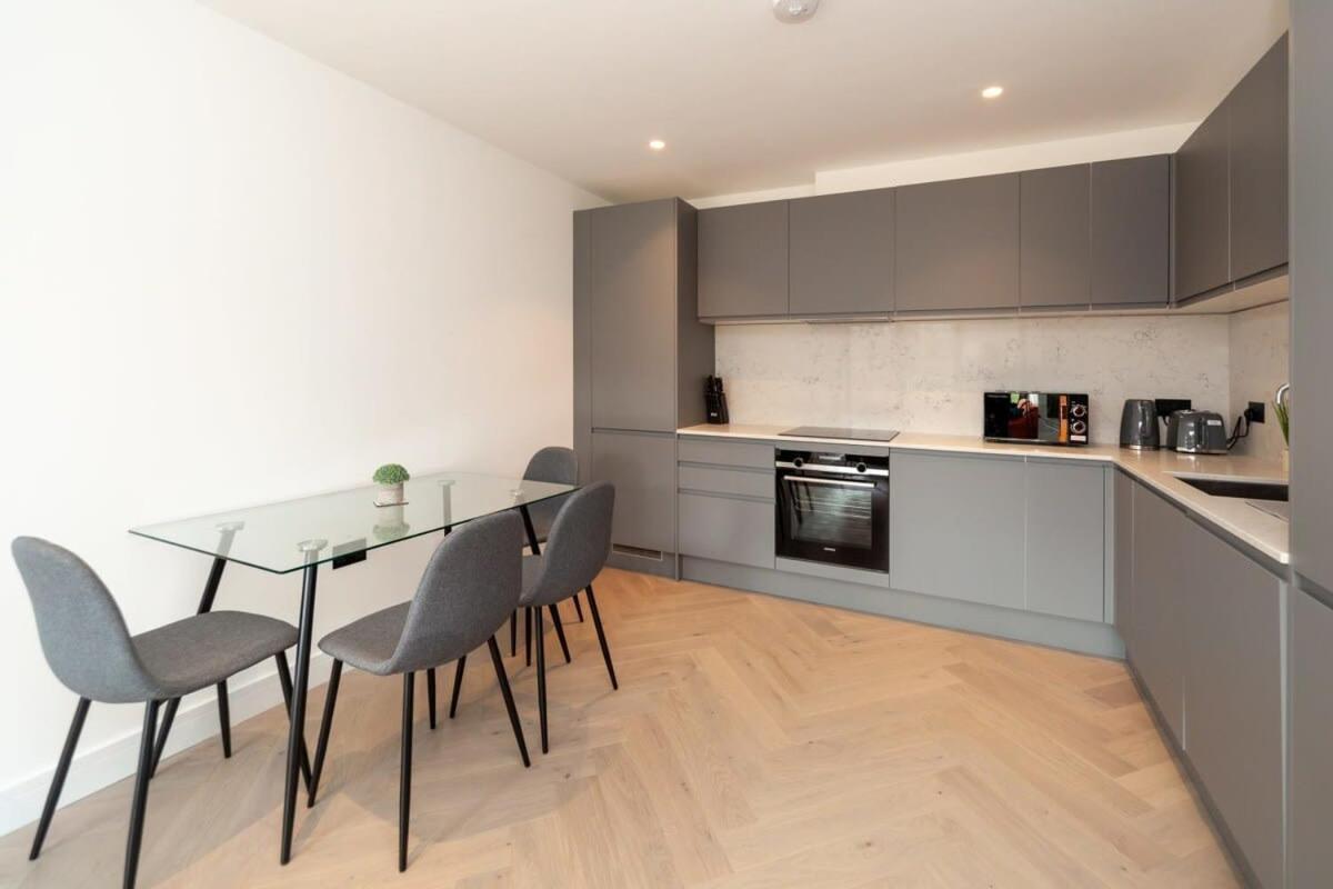 Modern 2 Bedroom Apartment In Wimbledon Londra Esterno foto
